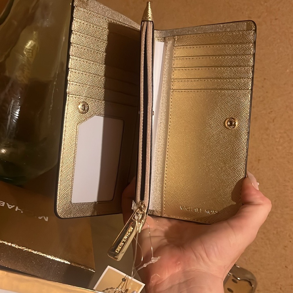Lost in the 🔥
NWTIB Michael Kors Jet Set Long Wallet - Picture 3 of 5